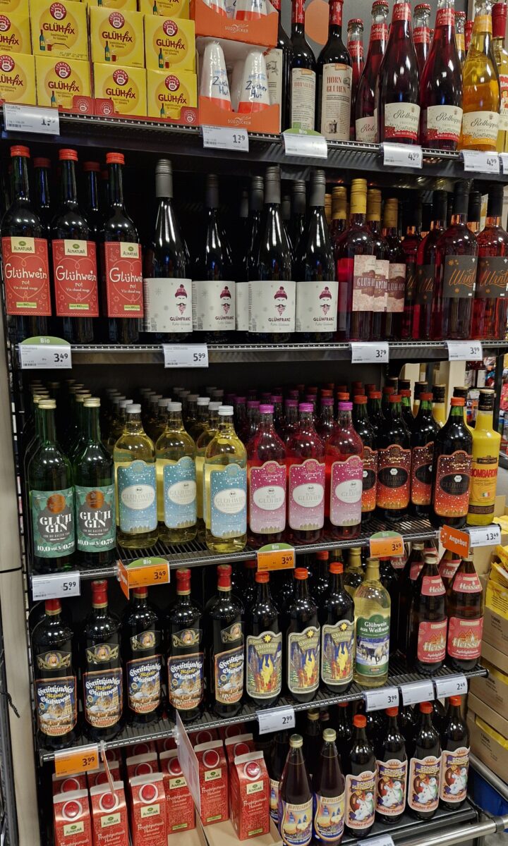 Glühwein im Supermarkt Supermarkt-Regal Mit Vielen Verschiedenen Sorten Glühwein