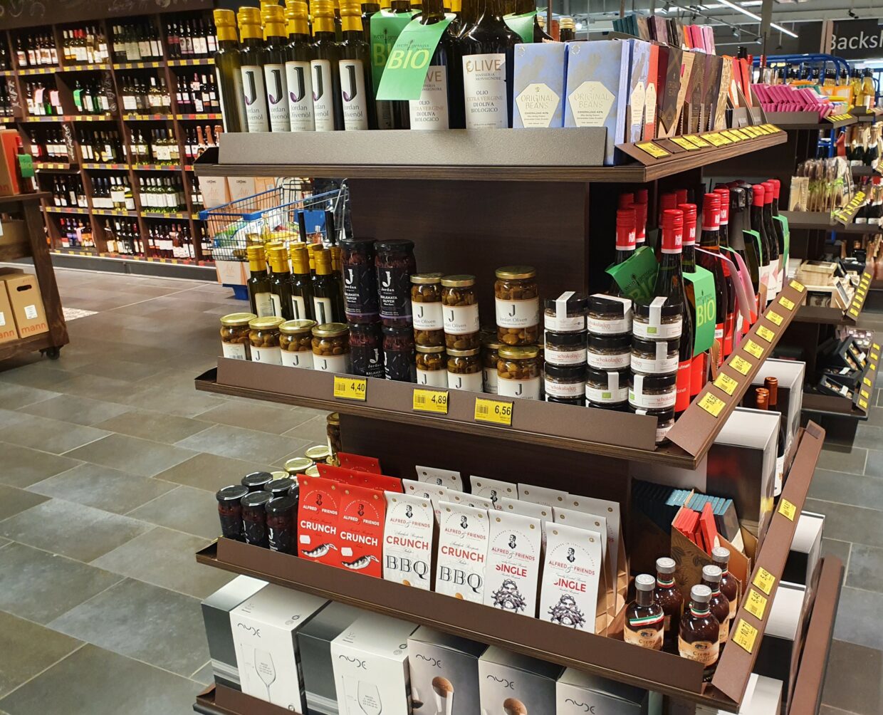 Gondeln Mit Manufakturprodukten, Passend Zum Wein